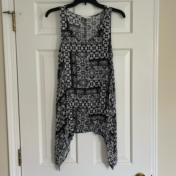 Flowy Tank - Picture 1 of 6